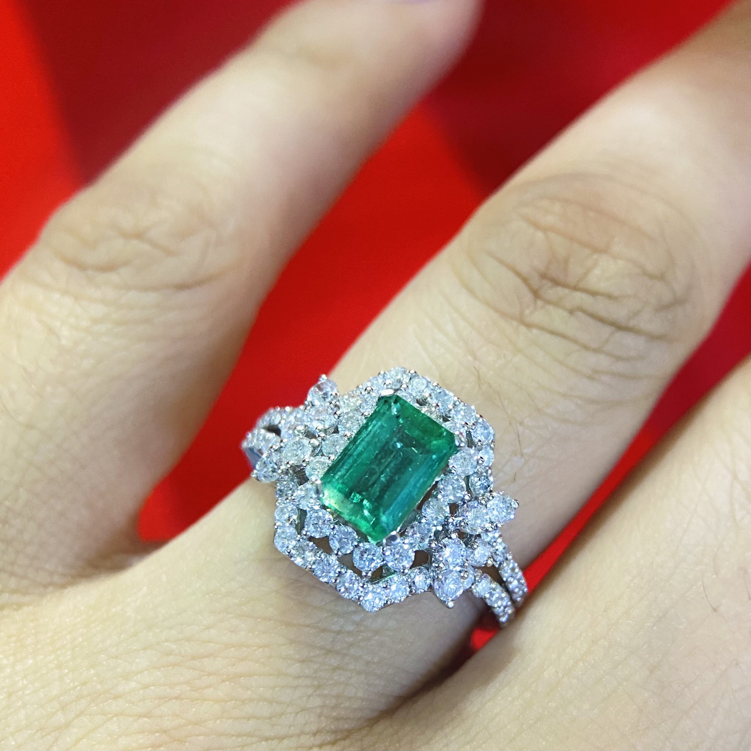 18K White Gold Natural Emerald & Diamond Ring – 1.25CT Emeralds / 1.11CT Diamonds | EMR009 ILJJ