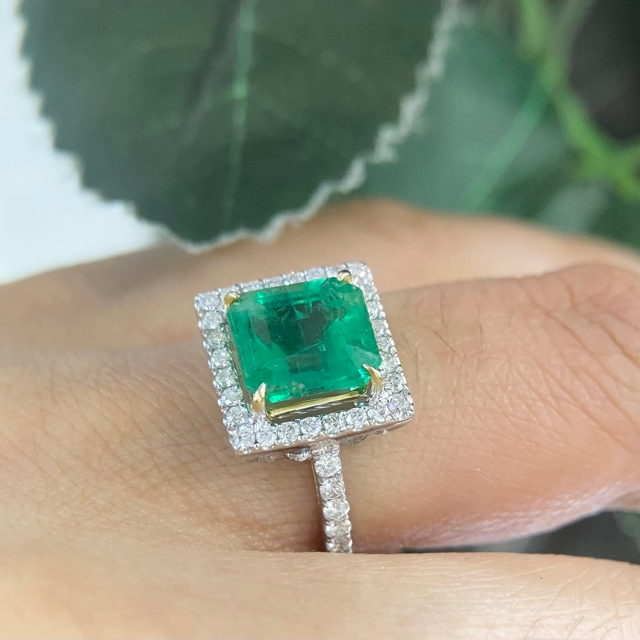 18K White Gold Natural Emerald & Diamond Ring – 3.28CT Emerald / 0.55CT Diamonds | EMR005