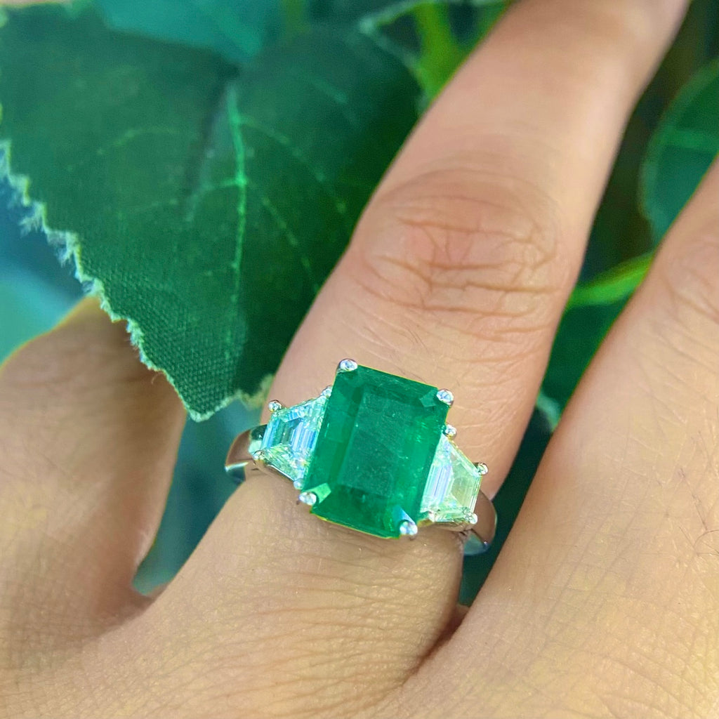14K White Gold Emerald & Diamond Ring – 3.94CT Emerald / 0.70CT Diamonds | EMDR015
