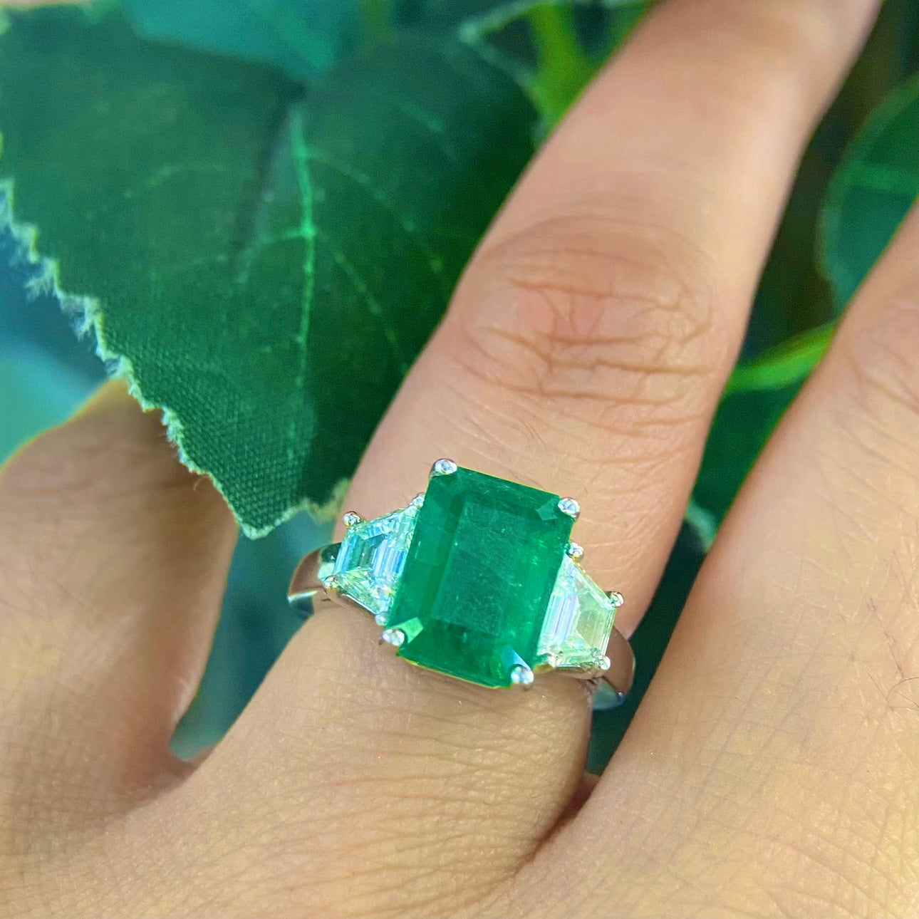 14K White Gold Emerald & Diamond Ring – 3.94CT Emerald / 0.70CT Diamonds | EMDR015