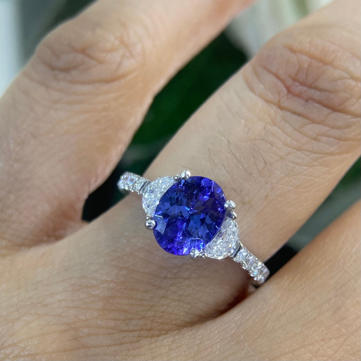 18K White Gold Tanzanite & Diamond Ring – 1.90CT Tanzanite / 0.94CT Diamonds | TANR0014