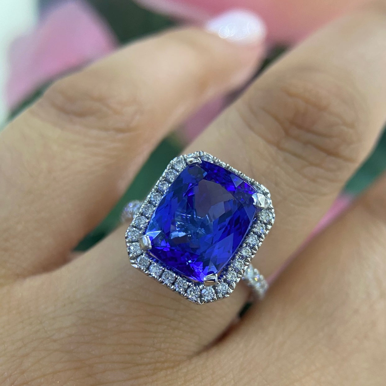 18K White Gold Tanzanite & Diamond Ring – 5.25CT Tanzanite / 0.60CT Diamonds | TANR15