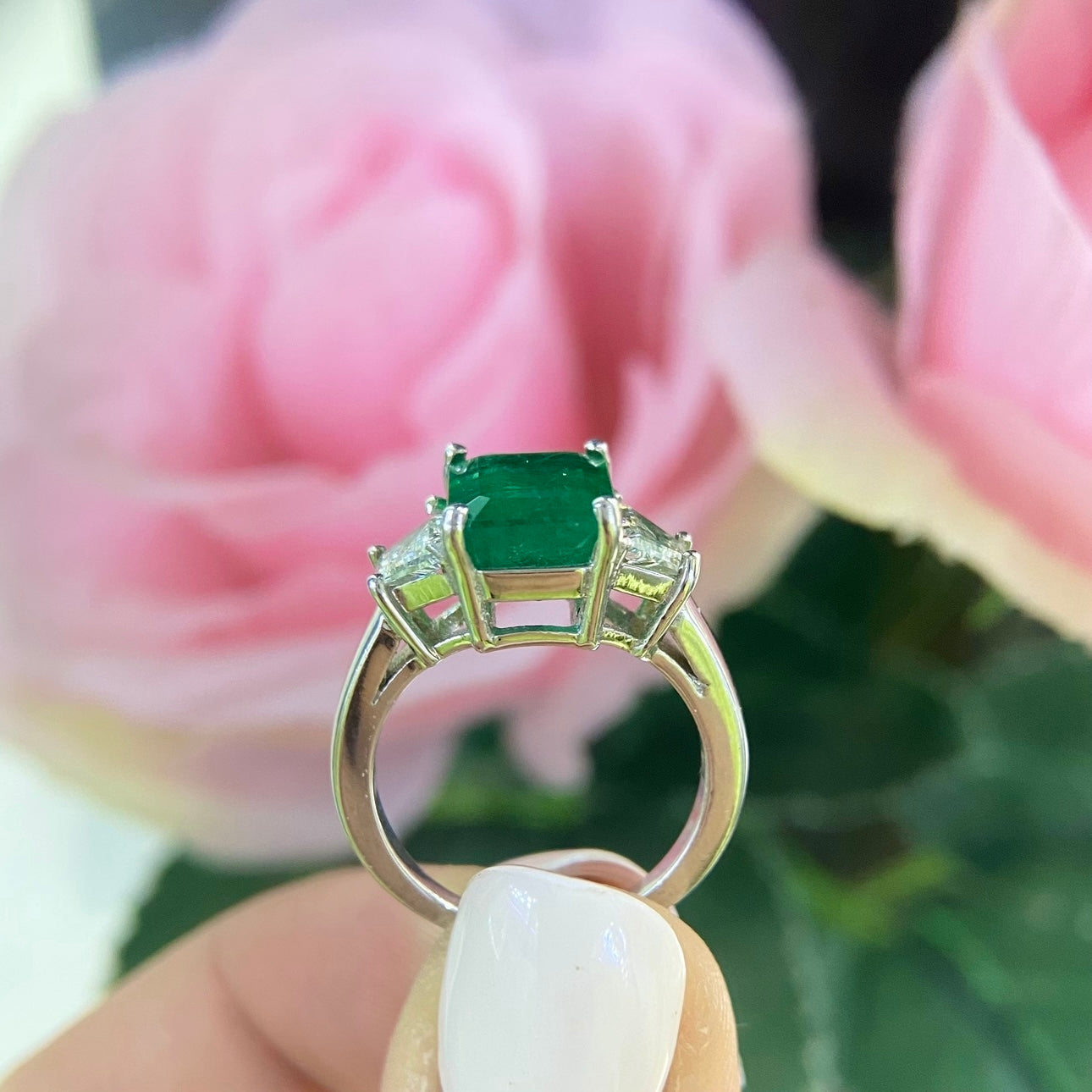 14K White Gold Emerald & Diamond Ring – 3.94CT Emerald / 0.70CT Diamonds | EMDR015