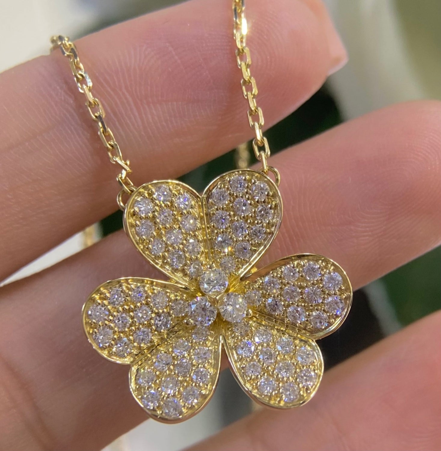 18K Yellow Gold Necklace Flower Style with 1.36ct natural diamonds