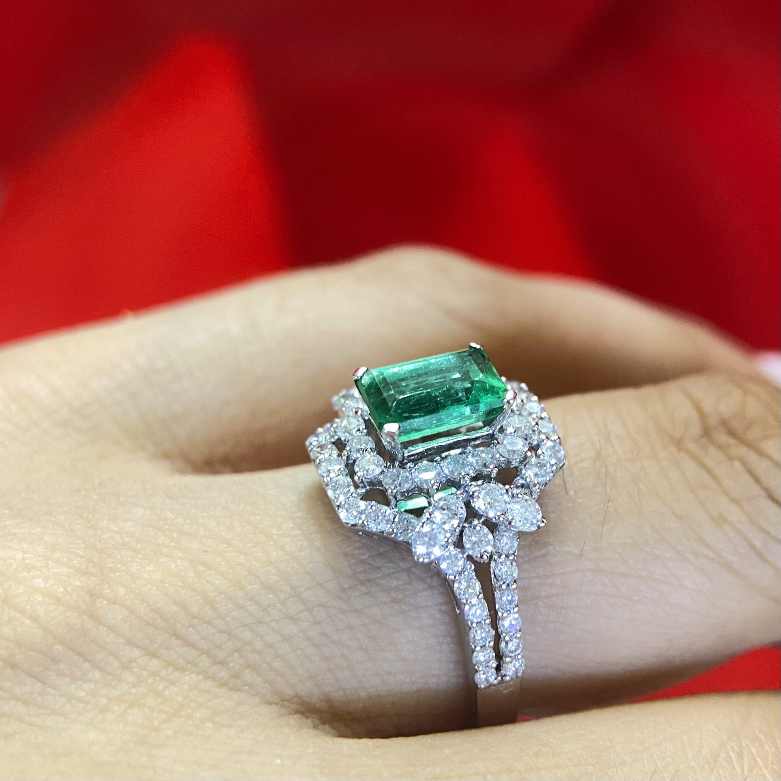 18K White Gold Natural Emerald & Diamond Ring – 1.25CT Emeralds / 1.11CT Diamonds | EMR009 ILJJ