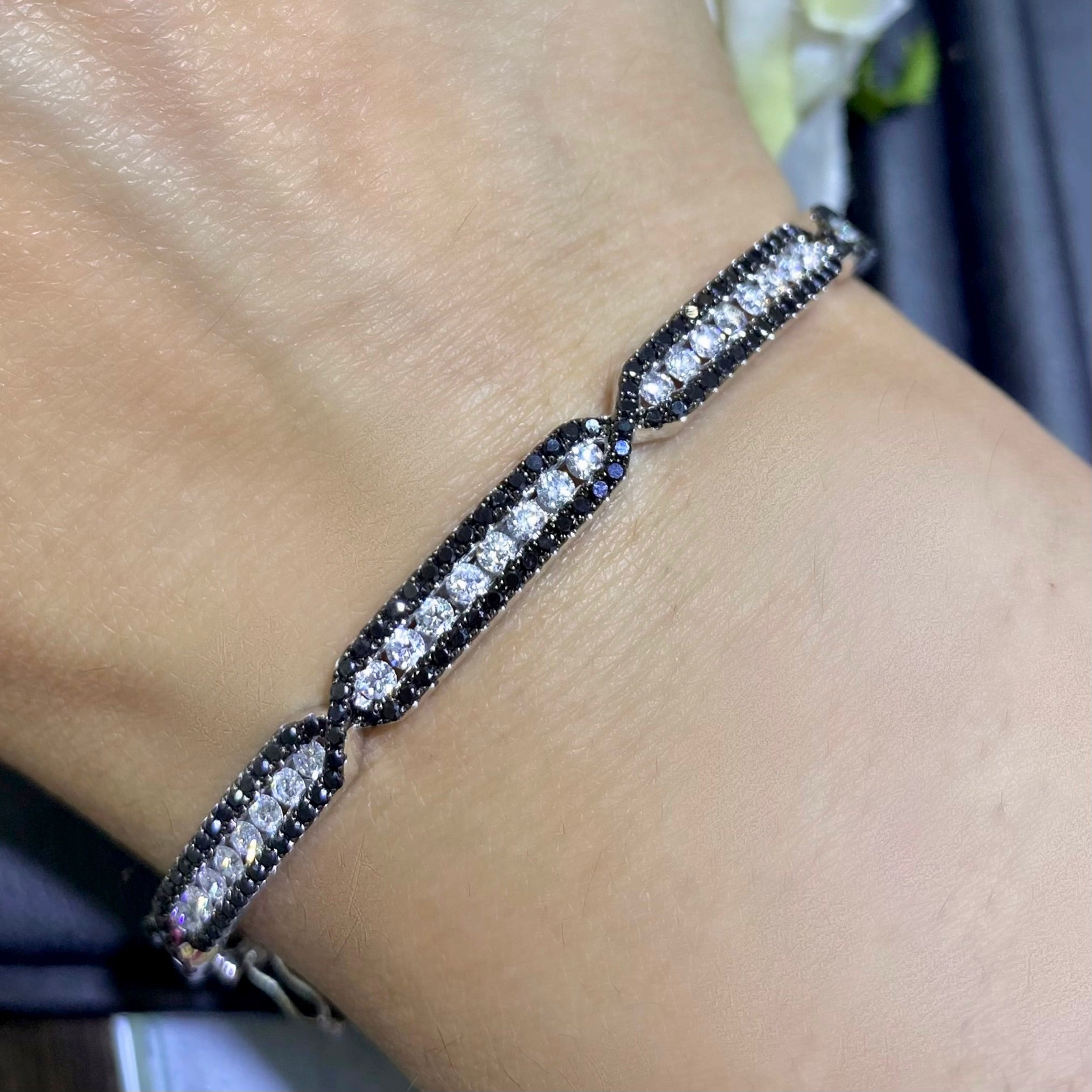 18K White Gold Black & White Diamond Bangle Bracelet – 2.25CT | DB0048