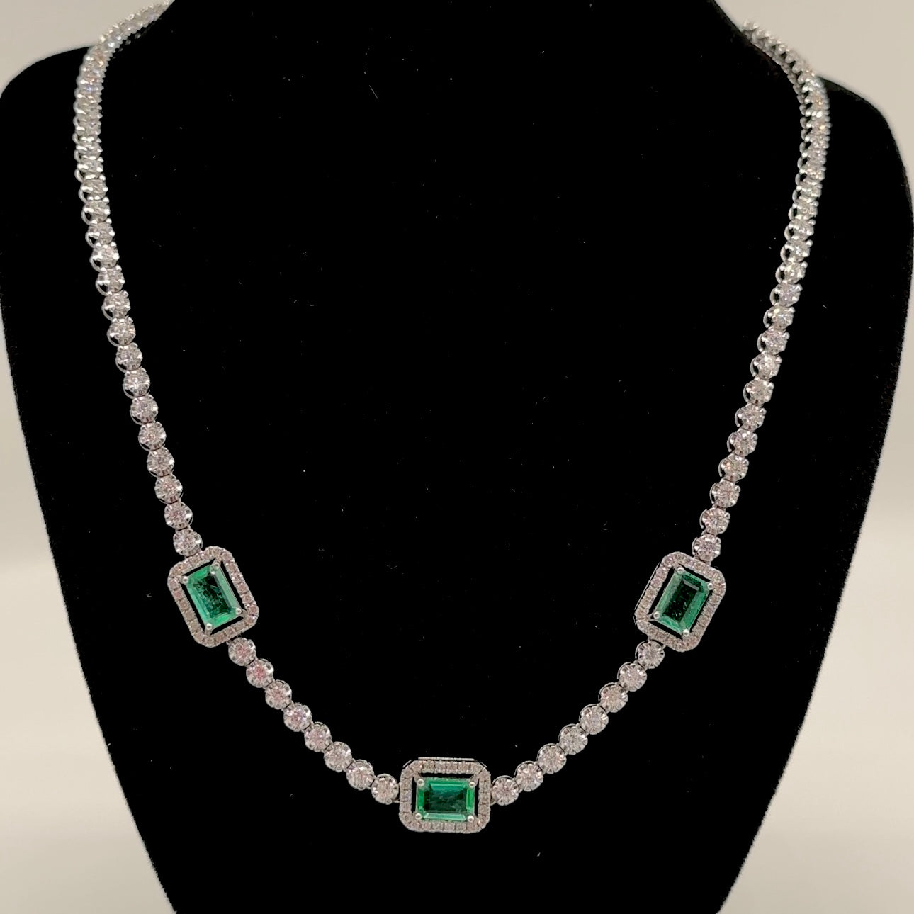 18Kt White Gold Necklace 2.41ct Diamonds rd cut Natural , 1.63ct Emeralds. RDN017 GAZJ