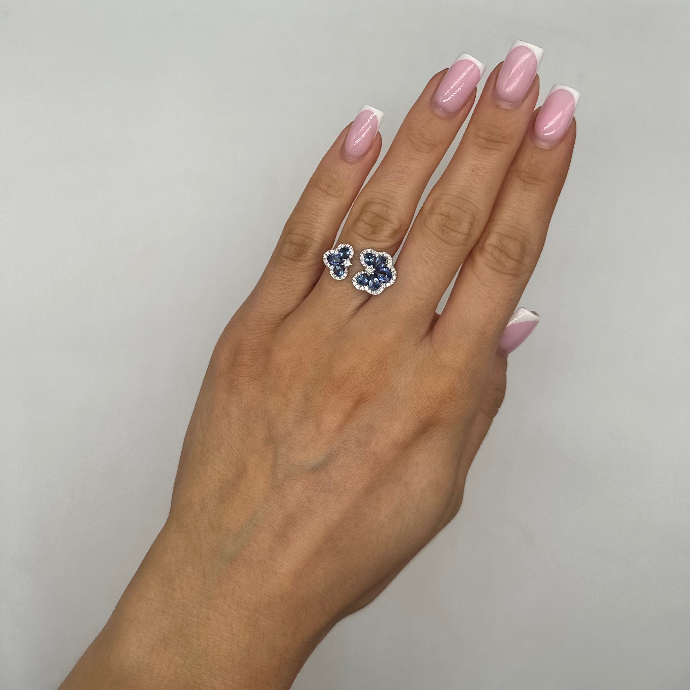 Sapphire and Diamond Flower Ring set in 14kt White Gold SDR050
