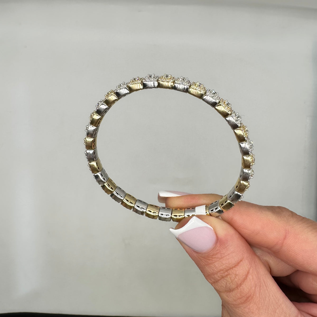 14KT Two-Tone Solid Gold Stretch Bracelet with 6.52ct Diamonds (VS2–SI1). DB0084 TJJJ