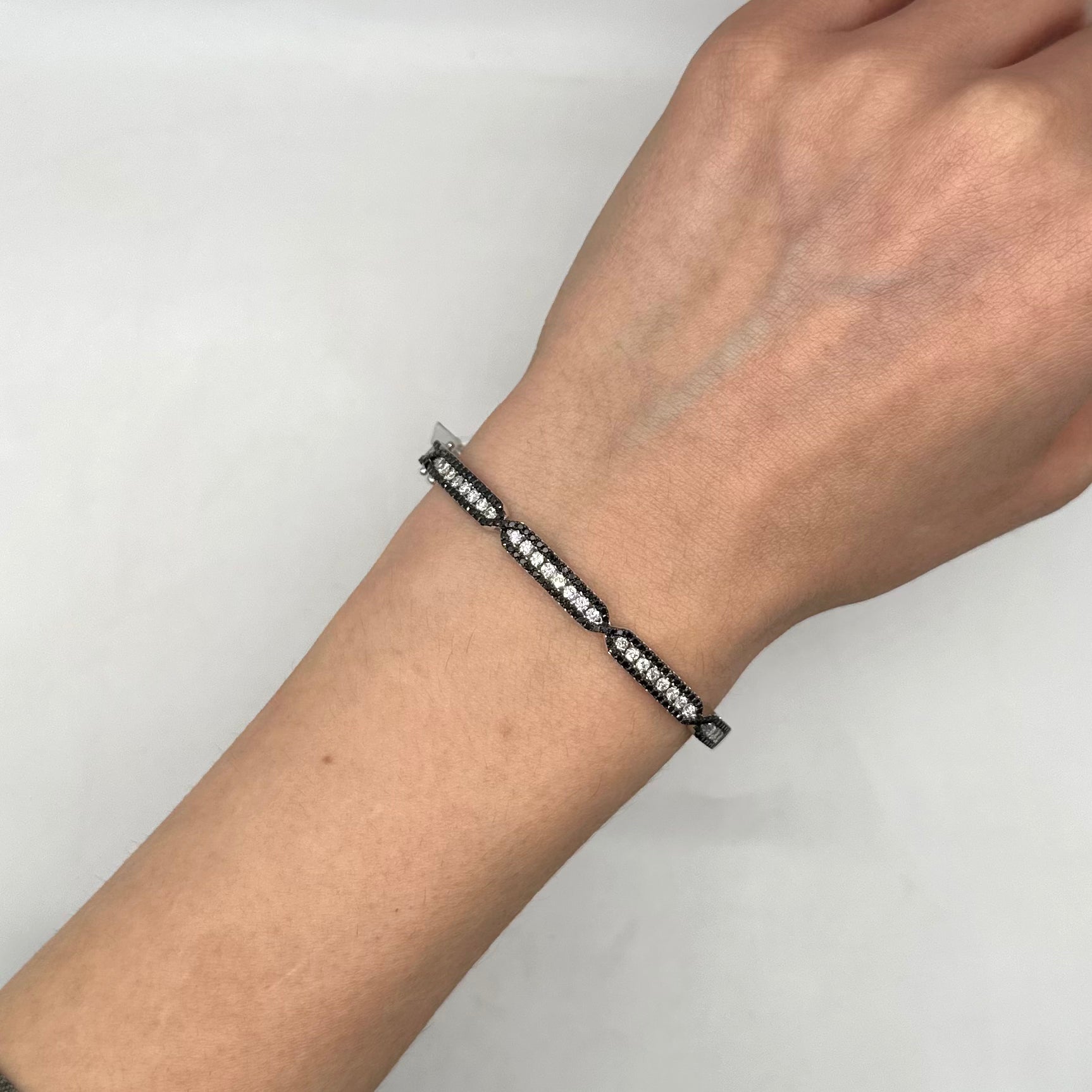 18K White Gold Black & White Diamond Bangle Bracelet – 2.25CT | DB0049 GGTJ
