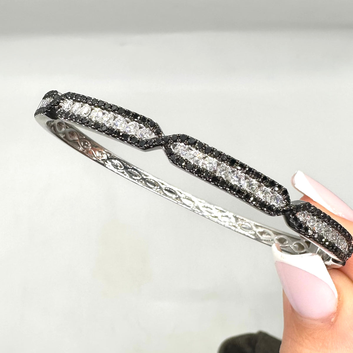 18K White Gold Black & White Diamond Bangle Bracelet – 2.25CT | DB0049 GGTJ
