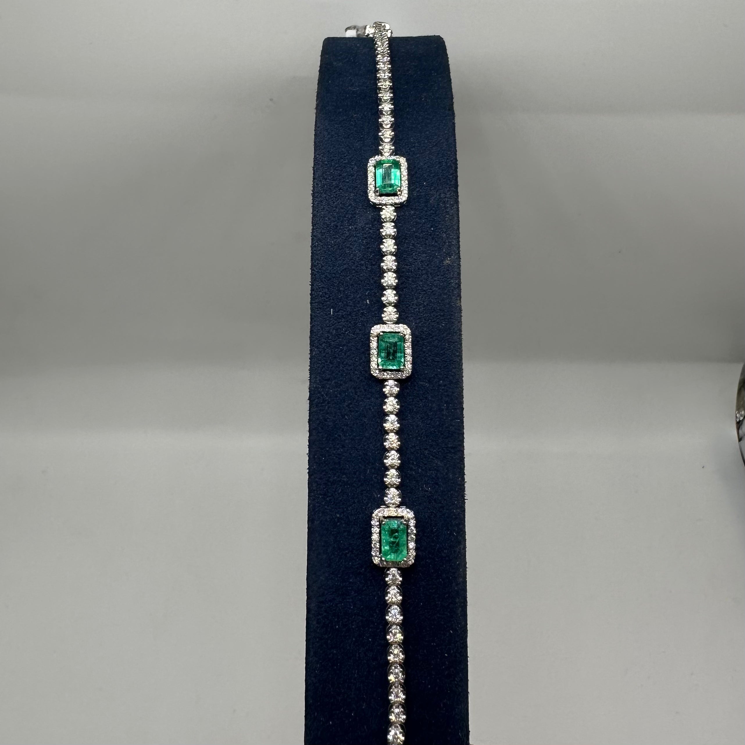 18K White Gold Emerald & Diamond Bracelet – 1.91ct Emeralds & 1.81ct Diamonds EMDB07 IEJJ