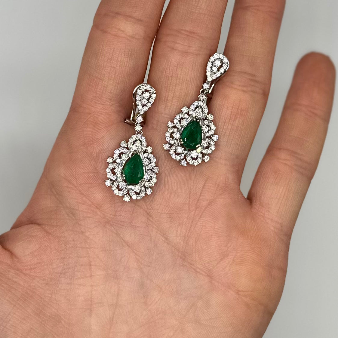18K White Gold 2.80ct Diamond & 2.35ct Emerald Earrings GNJJ