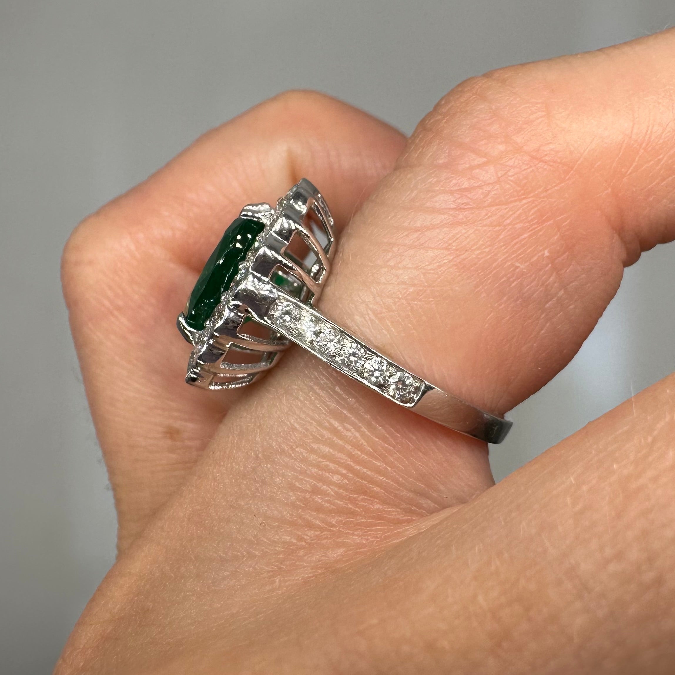 18K White Gold Emerald & Diamond Ring – 2.90ct Emerald & 1.18ct Diamonds EMDR011 AGJJ