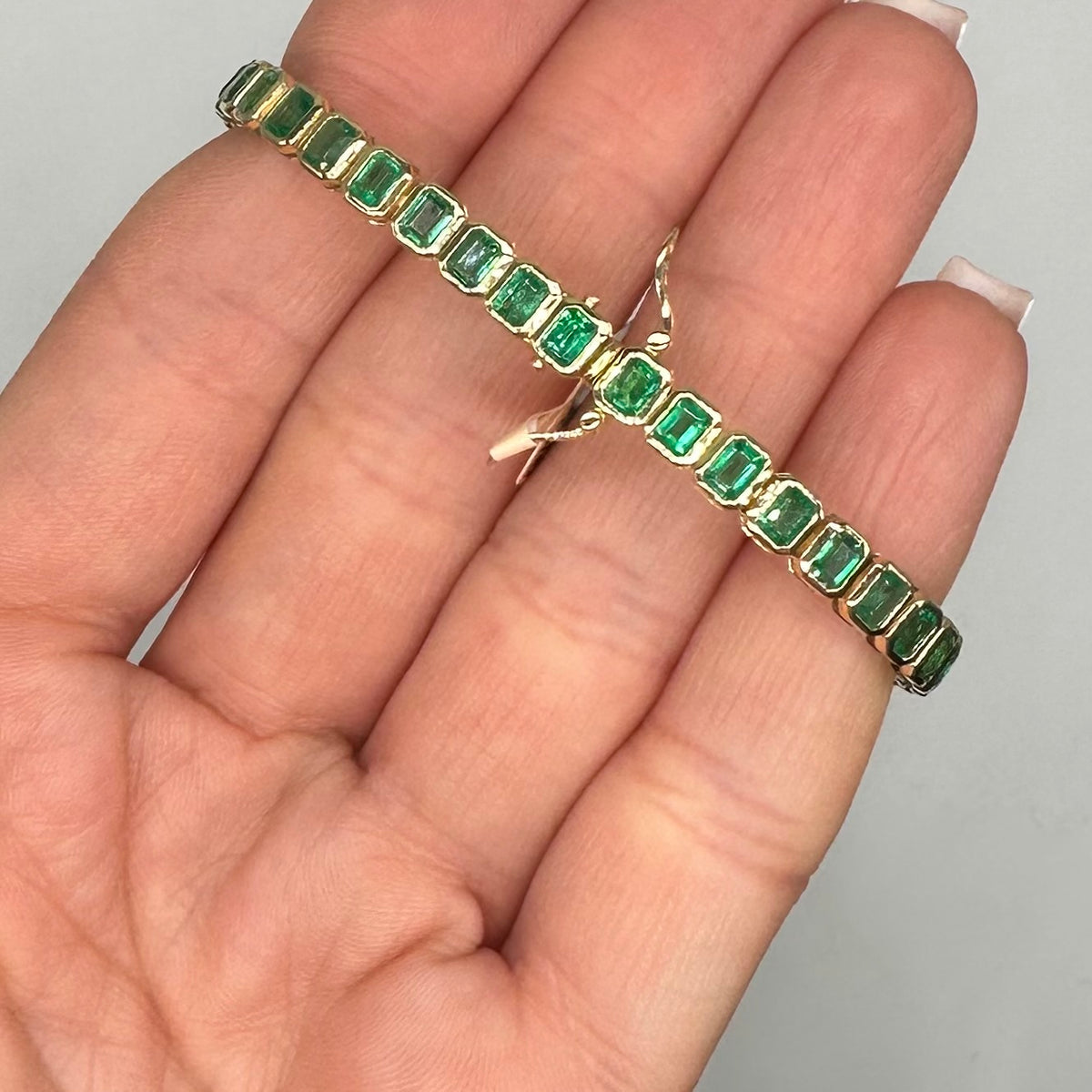 18K Yellow Gold 8.00 Ct Emerald Bracelet