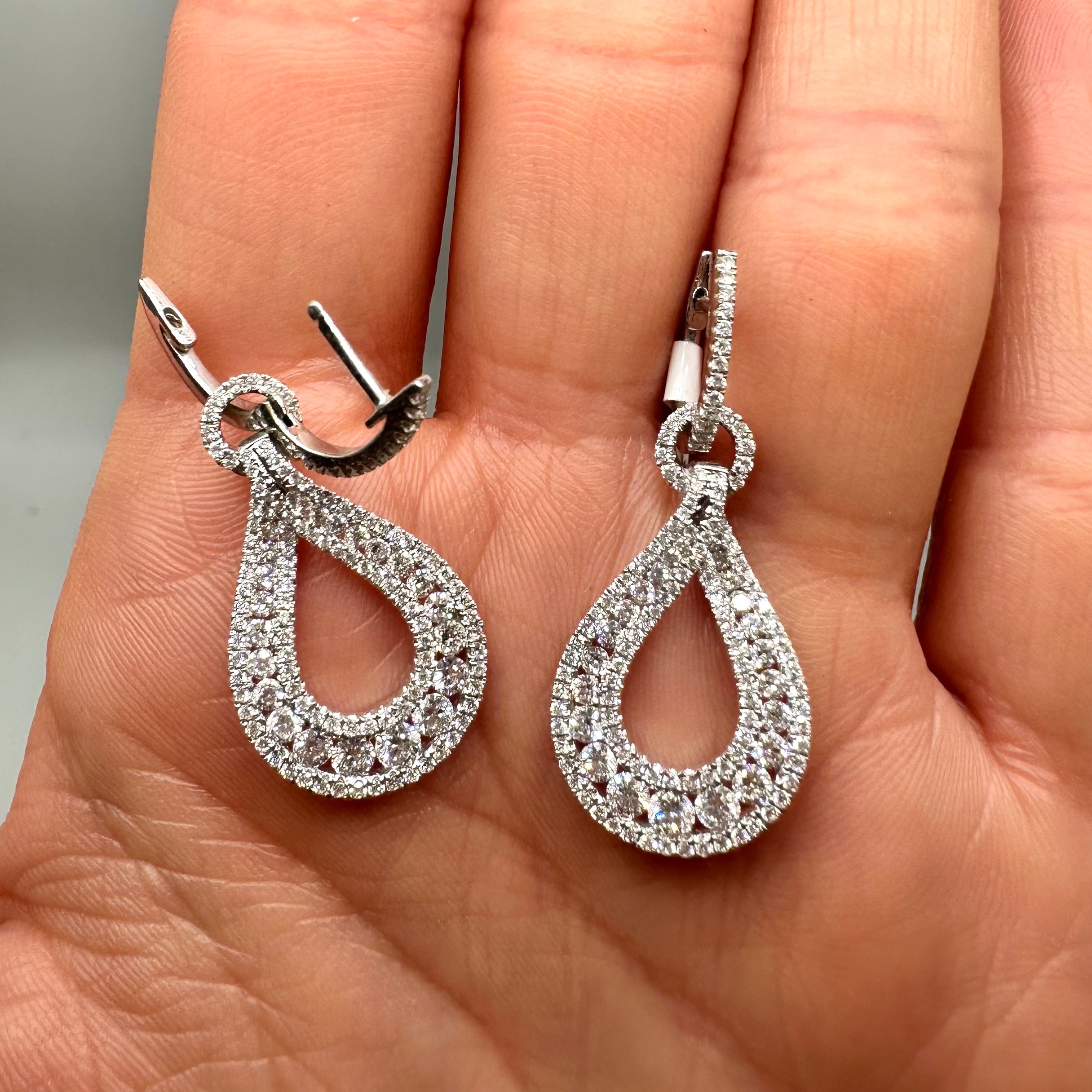 18K White Gold Diamond Drop Earrings – 2.26ct DIER0120 GGTJ