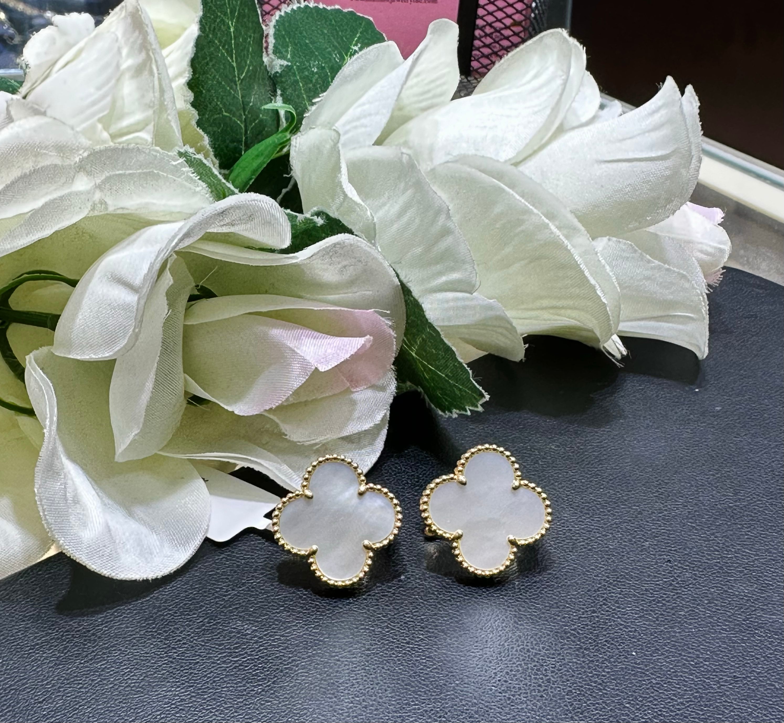 18kt Yellow Gold Mother of Pearls Earrings. 20mm. __etsy:5418829624