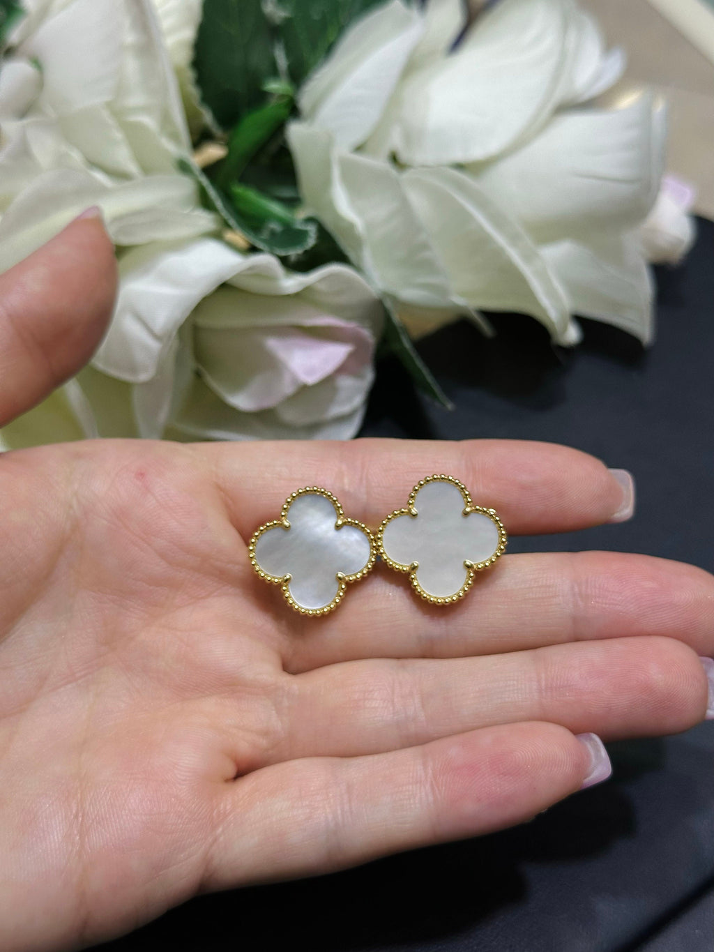 18kt Yellow Gold Mother of Pearls Earrings. 20mm. __etsy:5418831548