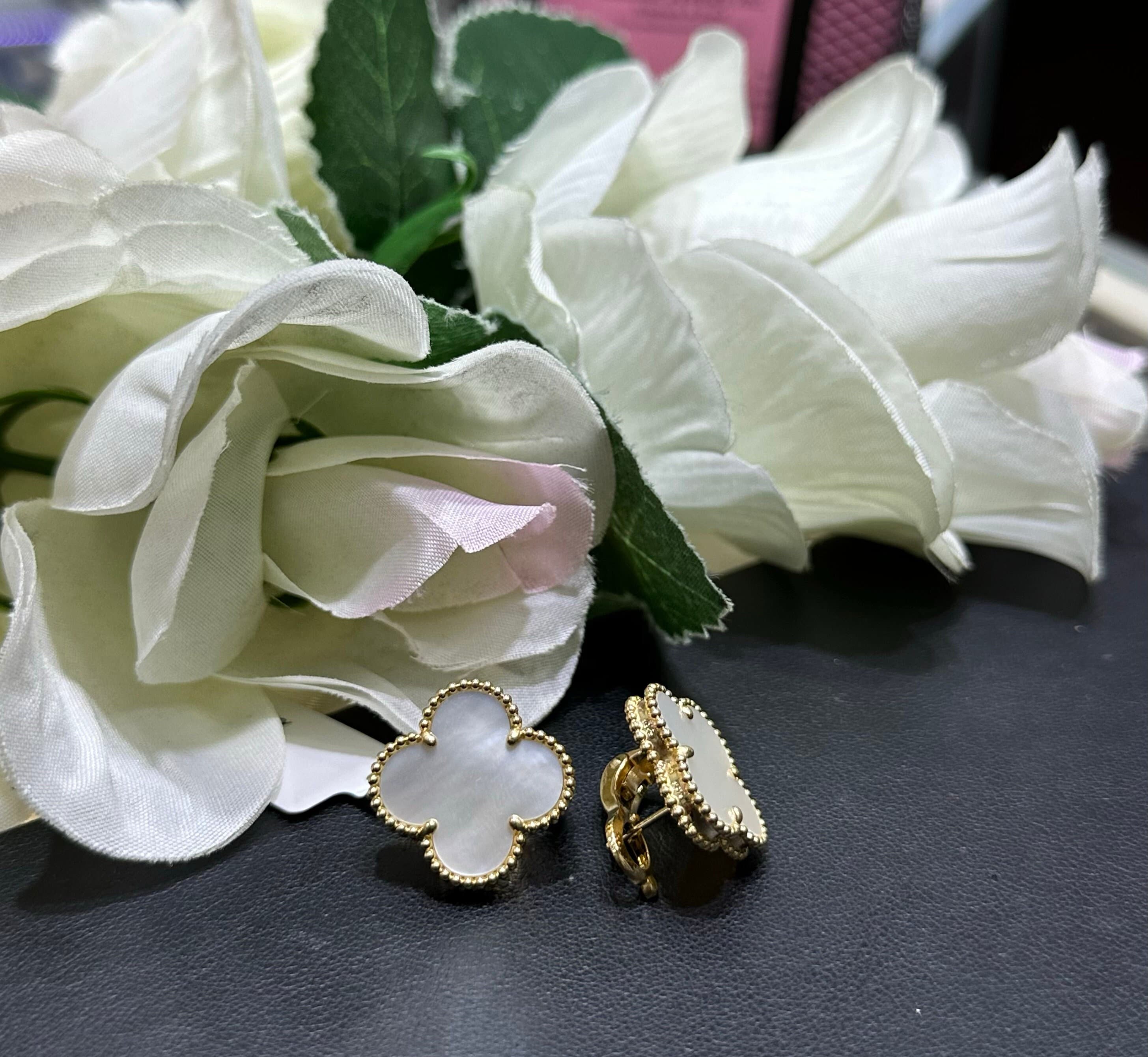 18kt Yellow Gold Mother of Pearls Earrings. 20mm. __etsy:5466978187