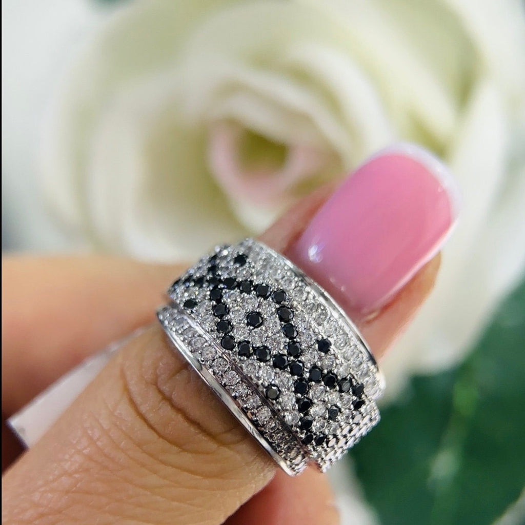 18Kt White Gold ring with 1.20ct total in round cut black & white diamonds.DR125 IIJJ (etsy image id: 5964712861)