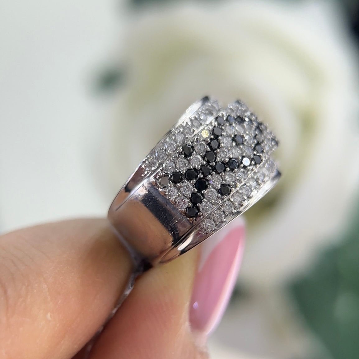 18Kt White Gold ring with 1.20ct total in round cut black & white diamonds.DR125 IIJJ (etsy image id: 5964712865)