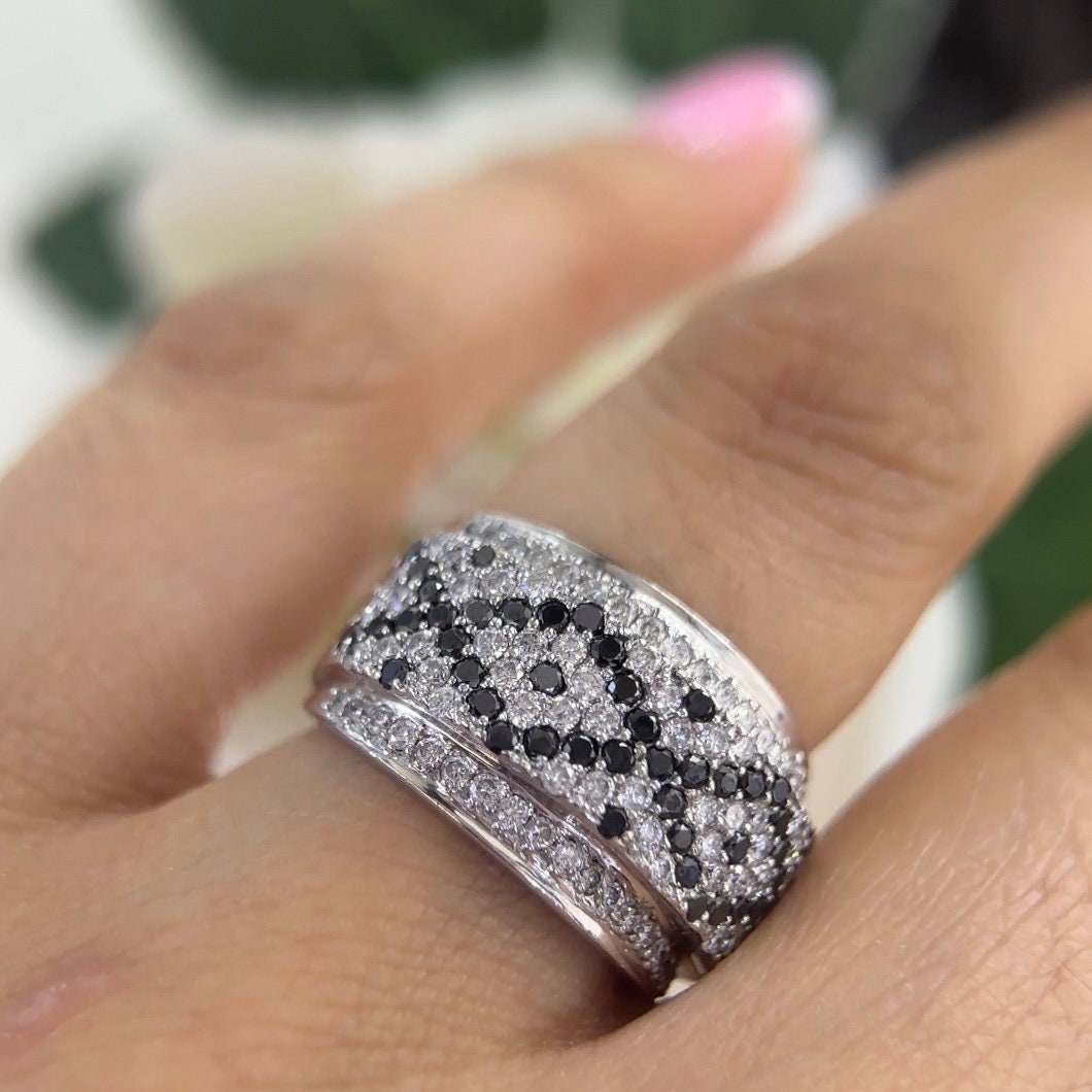 18Kt White Gold ring with 1.20ct total in round cut black & white diamonds.DR125 IIJJ (etsy image id: 5964712871)