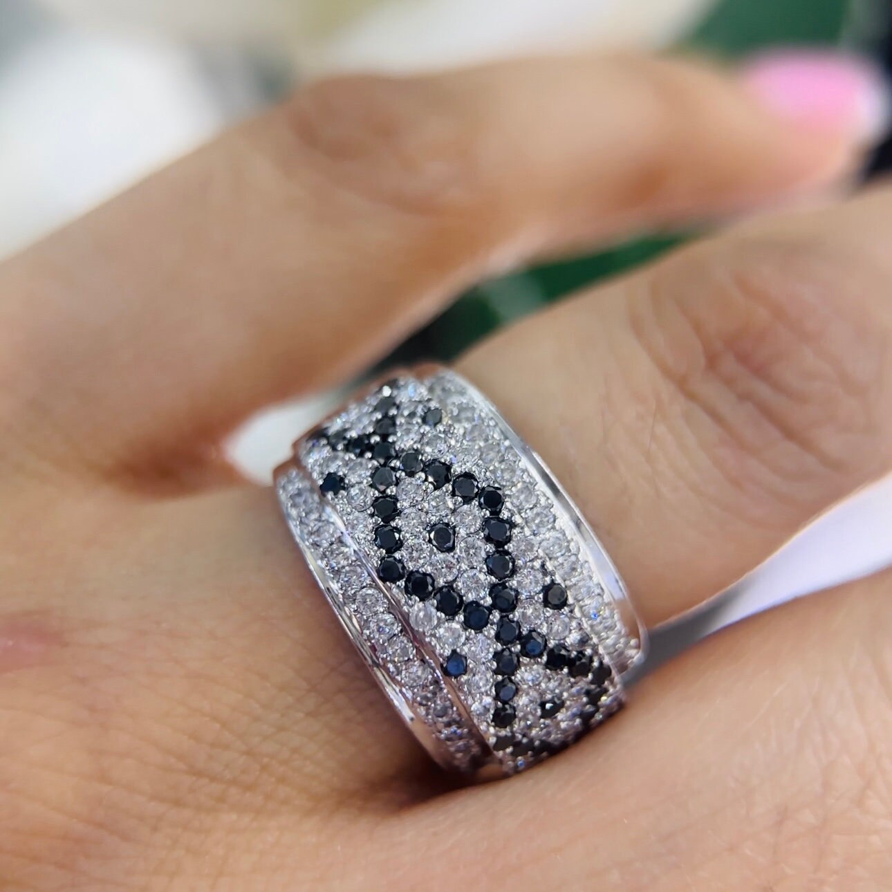 18Kt White Gold ring with 1.20ct total in round cut black & white diamonds.DR125 IIJJ (etsy image id: 5964712875)