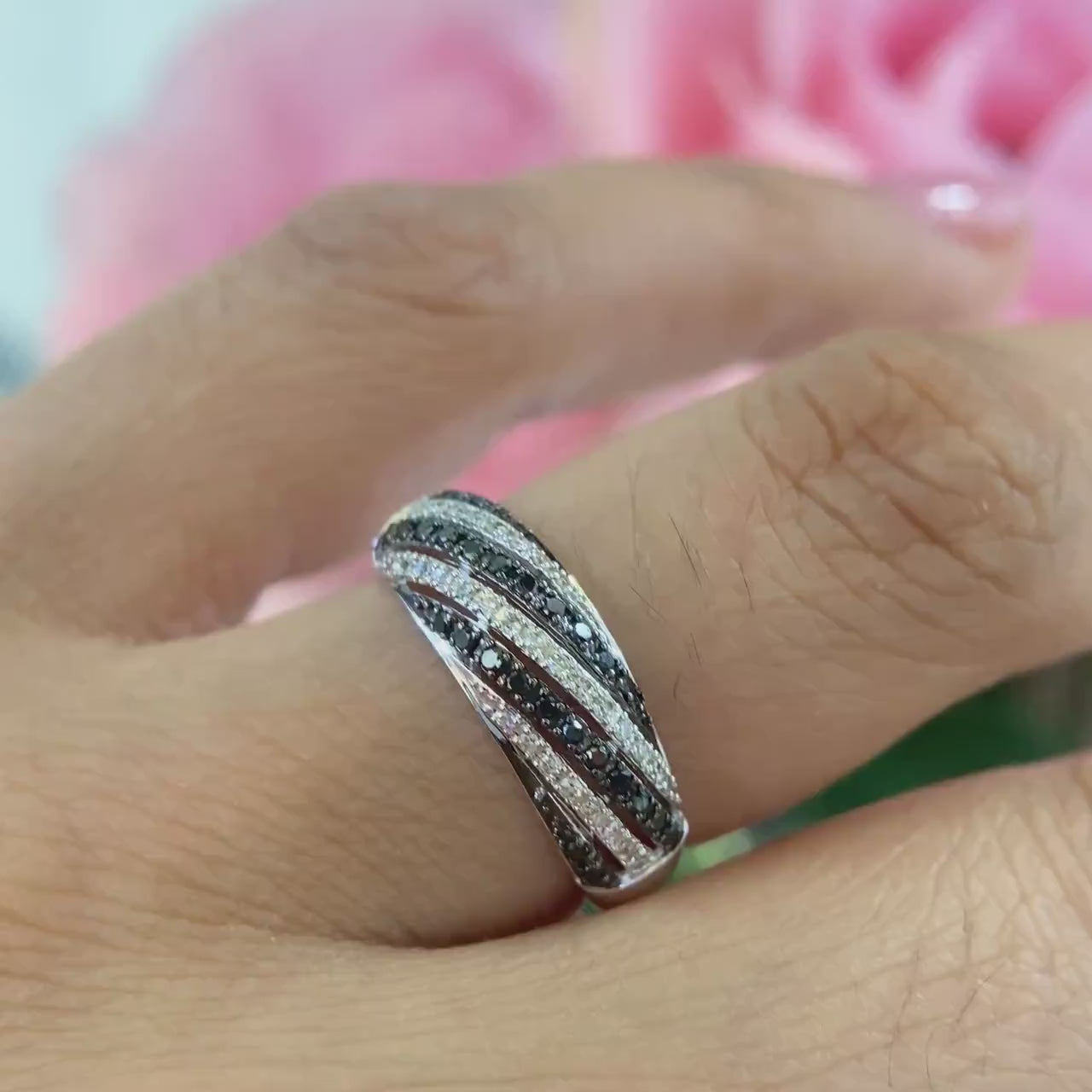 14K White Gold with 0.32ct in Black and White  Diamonds . N540DD4WG