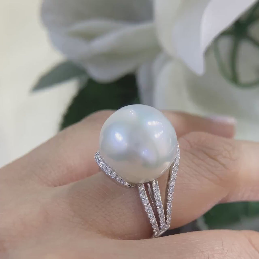 White Gold Diamond Ring Featuring a Large Natural Pearl