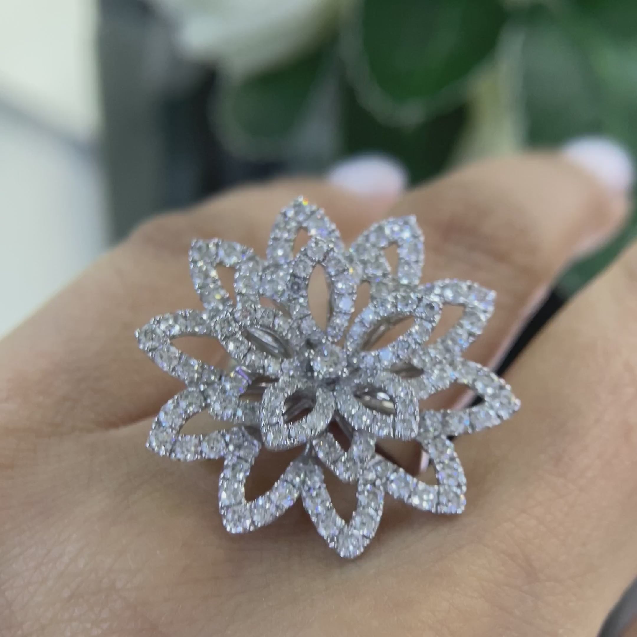 18K White Gold Flower Diamond Ring – 3.30CT G-H/SI | DR031