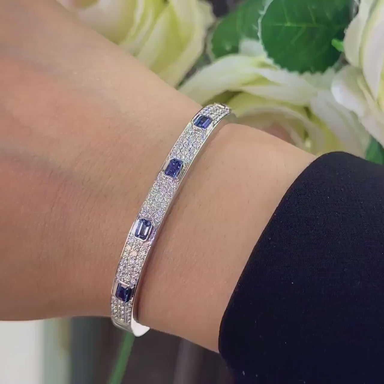 18Kt White Gold Diamonds Sapphire Bangel Bracelet 1.63ct rd cut diamonds, G color Vs2 & 1.72ct emerald cut sapphire. SDB0012 GSLJ