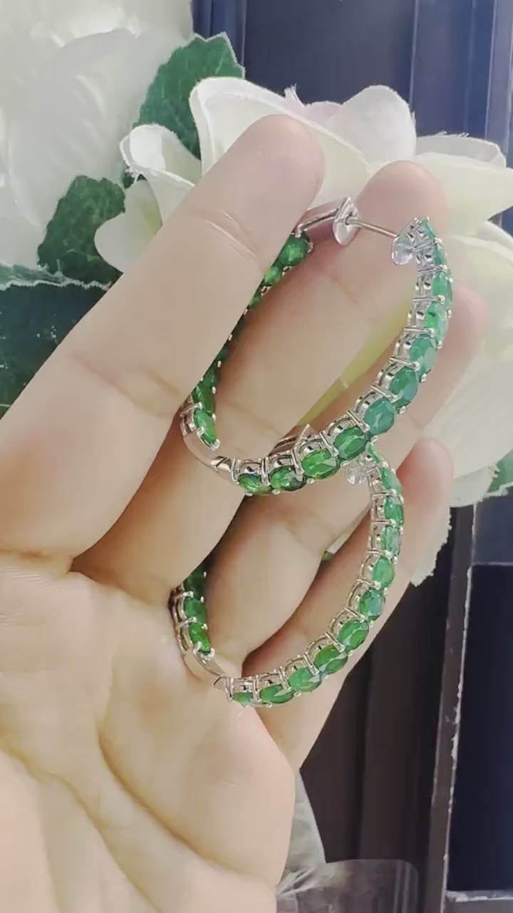 18kt White Gold Emerald Hoop Earrings