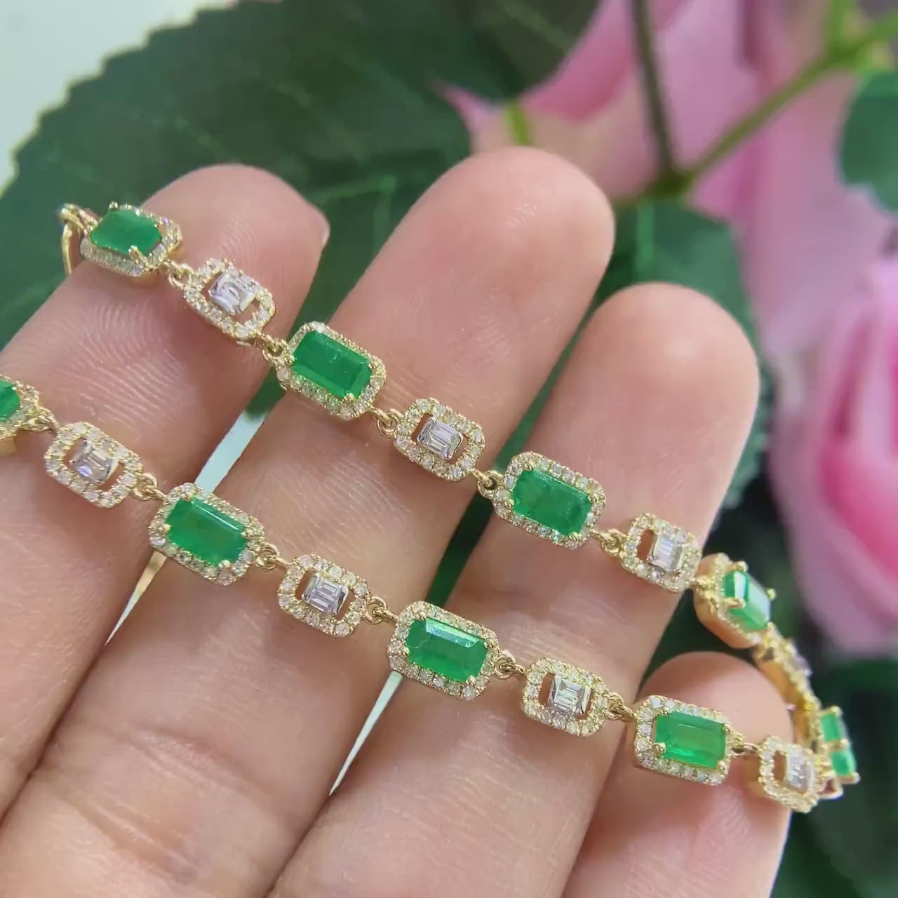 14K Yellow Gold 2.75ct Emerald and 0.24ct Diamonds Necklace.