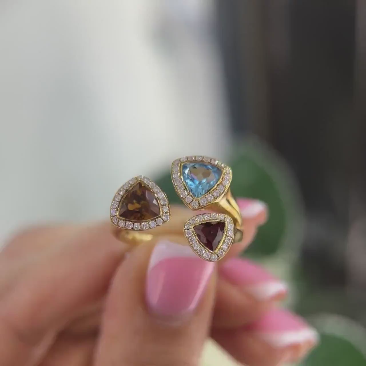 18Kt Yellow Gold ring with 1.20ct total in rd cut Diamonds with 0.72ct total in semi precious multi colored stones. COLR016 IGJJ